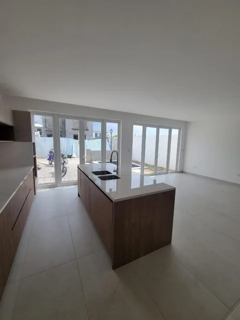 En Venta Lujosa Casa de Estreno en Aires Norte, Vía a Samborondón, Guayas — imagen 3