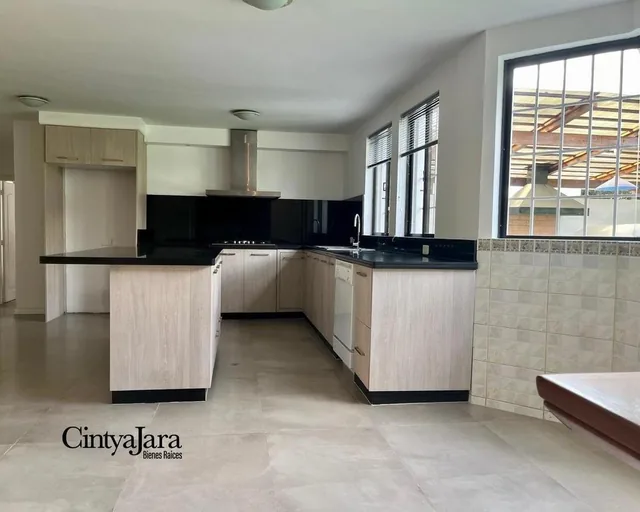 Oportunidad, Cumbaya Casa de 4 Dorm., Urbanizacion, Cerca a La Universidad — imagen 4