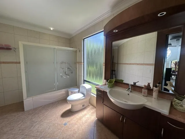 Casa de Venta en Cumbaya con Piscina — imagen 4