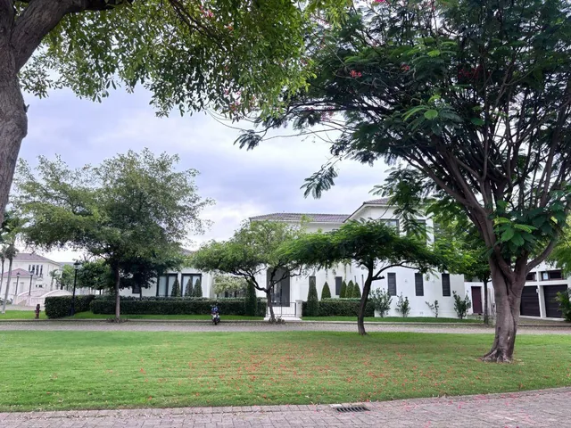 Lagos del Batan - Exclusivo Terreno Esquinero en Venta - Samborondon, Guayas — imagen 3