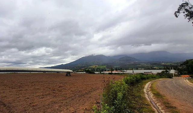 Terrenos en Venta en Atuntaqui - Sector Ontañon Lotes de 2160 m², Imbabura — imagen 3
