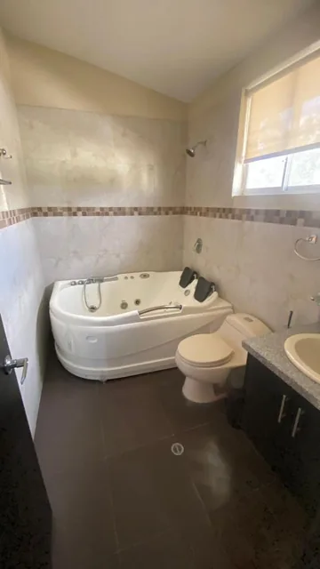 Se Vende Linda Casa de 3 Dorm. con Patio y Terraza en El Condado — imagen 5