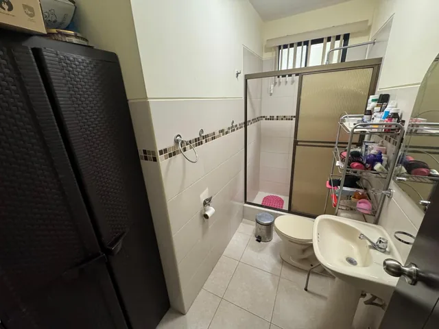 En Venta Casa de 5 Dorm. con Jacuzzi en Urb. La Romareda. Guayas — imagen 4