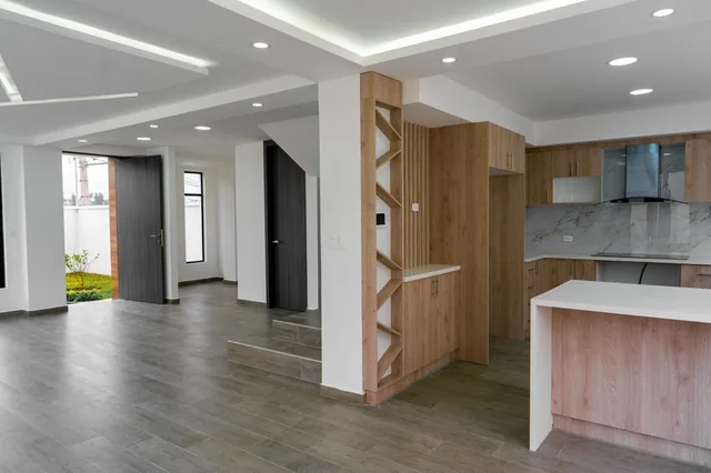 Vendo Casa Independiente de 161 m² con 145 m² de Jardin Dentro de La Viña Tumbaco — imagen 3