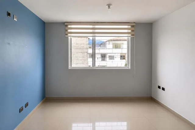 Casa Esquinera de 3 Dorm. con Garaje y Terraza en Caranqui, Imbabura — imagen 4