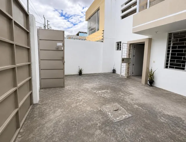 Casa Esquinera de 3 Dorm. con Garaje y Terraza en Caranqui, Imbabura — imagen 3