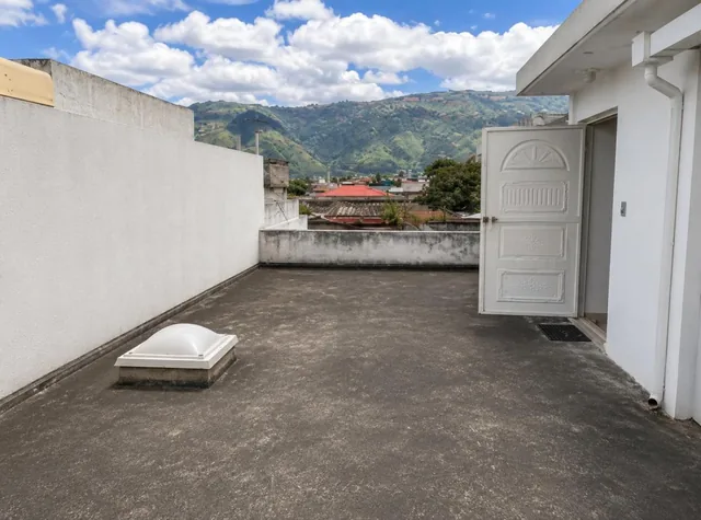 Casa Esquinera de 3 Dorm. con Garaje y Terraza en Caranqui, Imbabura — imagen 2