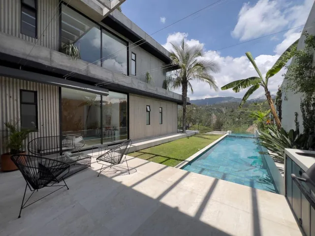 Casa de Venta Ubicada en Nayón, Moderna, Excelentes Acabados, Piscina, Vista — imagen 2