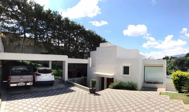 Bellísima Casa con Extensos Jardines, Piscina Ubicada en El Centro de Cumbayá — imagen 3