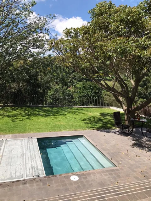 Bellísima Casa con Extensos Jardines, Piscina Ubicada en El Centro de Cumbayá — imagen 2