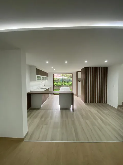Valle de Los Chillos Sector Santa Clara Se Vende Casas No Adosadas, Modernas Dentro de Urb. Cerrada — imagen 3
