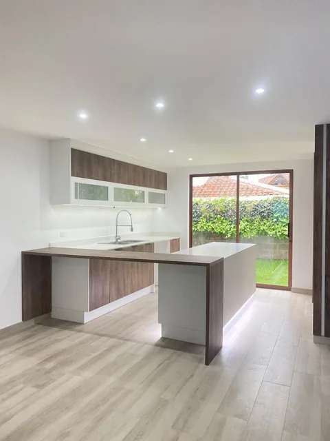 Valle de Los Chillos Sector Santa Clara Se Vende Casas No Adosadas, Modernas Dentro de Urb. Cerrada — imagen 2