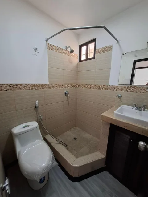 Ceibos Norte: en Venta Impecable Casa Remodelada de 4 Habitaciones con Patio y Terraza, Guayas — imagen 3