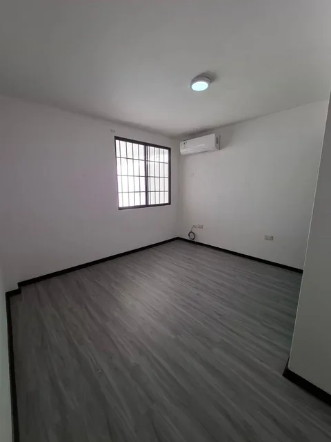 Ceibos Norte: en Venta Impecable Casa Remodelada de 4 Habitaciones con Patio y Terraza, Guayas — imagen 2