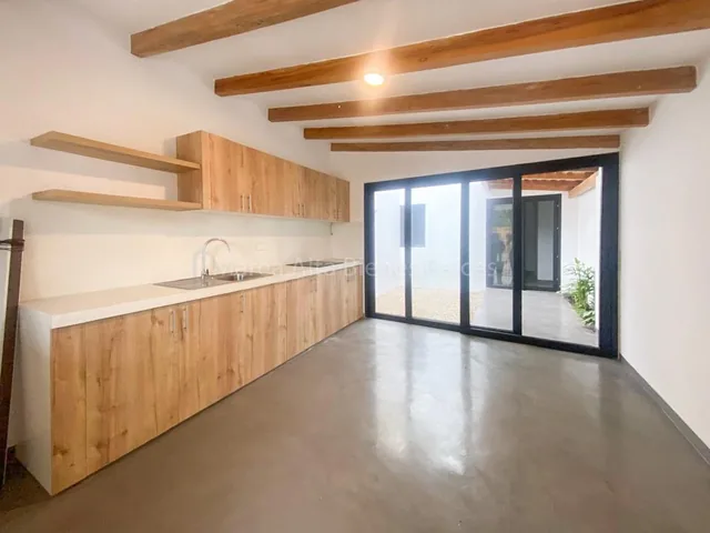 Casa Remodelada con 4 Departamentos por Estrenar a 1 Cuadra de La Playa de Olón — imagen 4