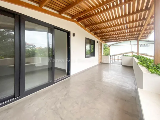 Casa Remodelada con 4 Departamentos por Estrenar a 1 Cuadra de La Playa de Olón — imagen 2