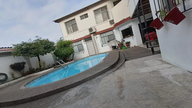 En Venta Casa Rentera con Piscina - Cdla Albatros - Kennedy (Alexca), Guayas — imagen 2