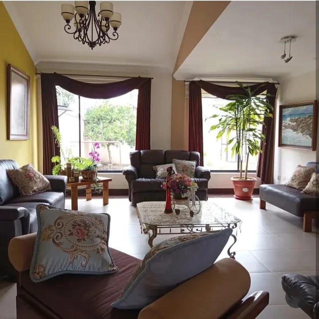 Venta Casa 4 Dorm. y Suite en La Primavera, Cumbaya — imagen 2