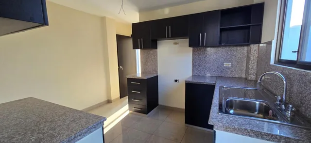 Vendo Casa Cerca del Centro Comercial El Dorado 3 Dorm. en Mallorca Village, Guayas — imagen 2