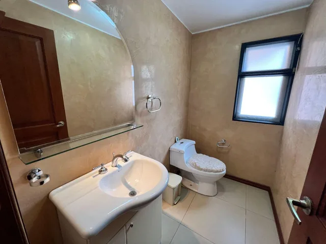 Vendo, Casa de 1800 m² con 4 Habitaciones en Cumbayá — imagen 3