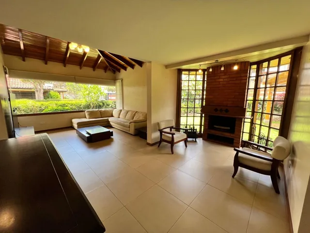 Vendo, Casa de 1800 m² con 4 Habitaciones en Cumbayá — imagen 2