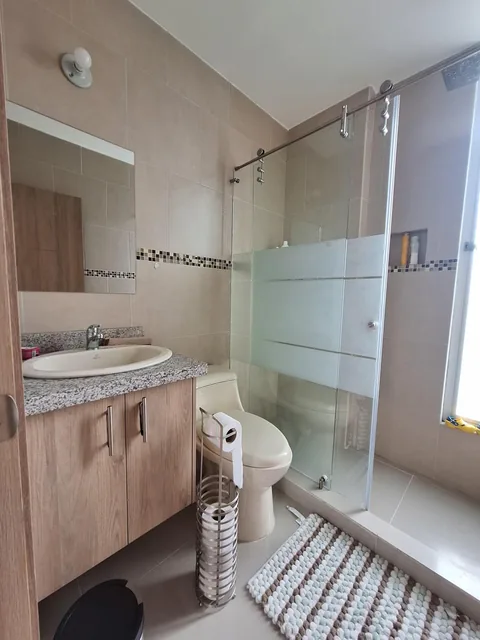 Dentro de Urb. con Seguridad Amplia y Bonita Casa en Venta — imagen 4