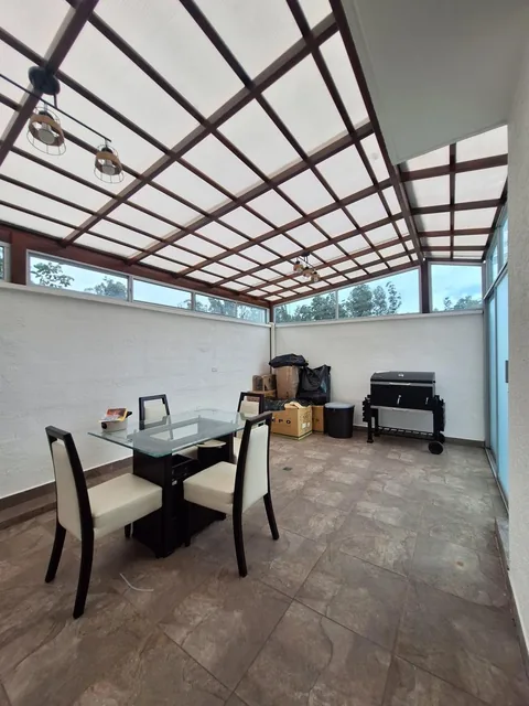 Dentro de Urb. con Seguridad Amplia y Bonita Casa en Venta — imagen 3