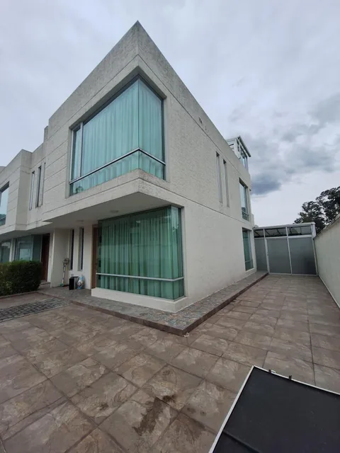 Dentro de Urb. con Seguridad Amplia y Bonita Casa en Venta — imagen 2