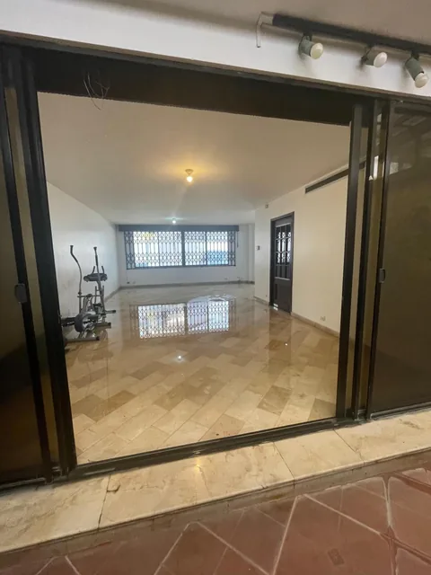 En Venta Casa de 3 Dorm. con Patio, Ubicada en Los Ceibos, Guayas — imagen 4