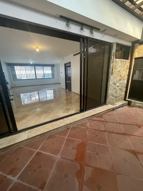En Venta Casa de 3 Dorm. con Patio, Ubicada en Los Ceibos, Guayas — imagen 3