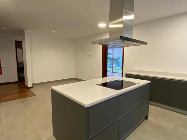 Renta $3.153 Dúplex de Lujo 331 m² a Estrenar con 4 Parq. Sector González Suárez — imagen 3