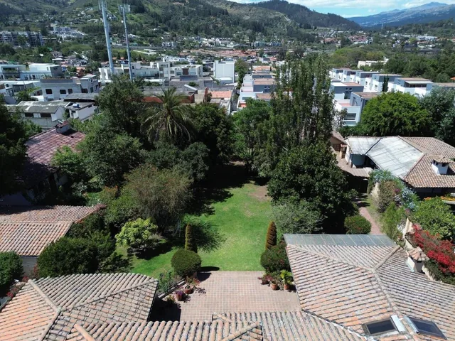 Casa de Venta Estilo Rústico Dentro de Urbanización, Sector Cununyacu. Gran Jardín, Oportunidad — imagen 4