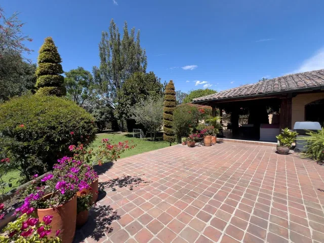 Casa de Venta Estilo Rústico Dentro de Urbanización, Sector Cununyacu. Gran Jardín, Oportunidad — imagen 2