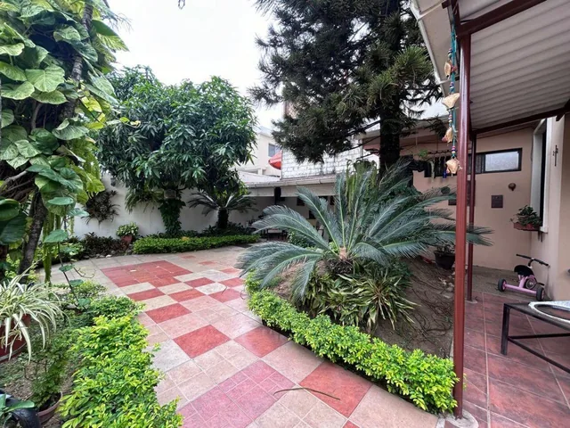Casa en Venta en Ceibos Norte | Frente a Parque | Amplio Patio y Terraza, Guayas — imagen 2