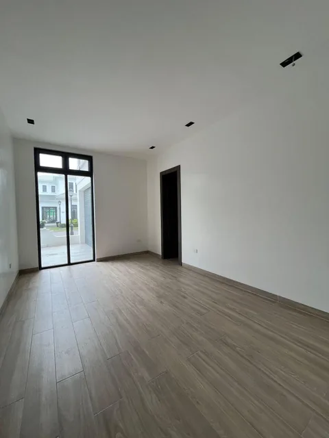 Casa por Estrenar de 5 Dorm. Al Pie del Canal en Aires del Batan, Guayas — imagen 3