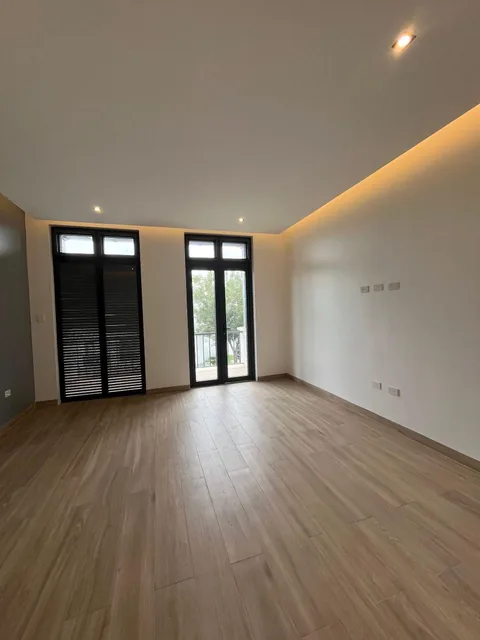 Casa por Estrenar de 5 Dorm. Al Pie del Canal en Aires del Batan, Guayas — imagen 2