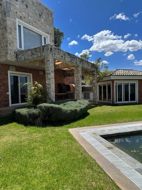 Casa con 1603 m² y 6 Habitaciones en Venta en Urbanización Sector Miravalle — imagen 3
