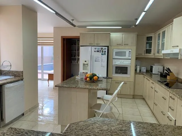 Residencia Exclusiva en Urbanizacion Privada Sector Colegio Menor, en Venta — imagen 4