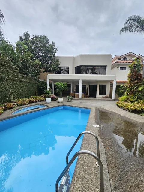 En Venta Preciosa Casa Amplia en Urb Pórtico del Río, Km 3 Samborondon, 509 m², Guayas — imagen 5