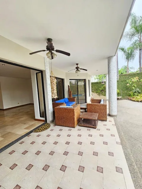 En Venta Preciosa Casa Amplia en Urb Pórtico del Río, Km 3 Samborondon, 509 m², Guayas — imagen 4