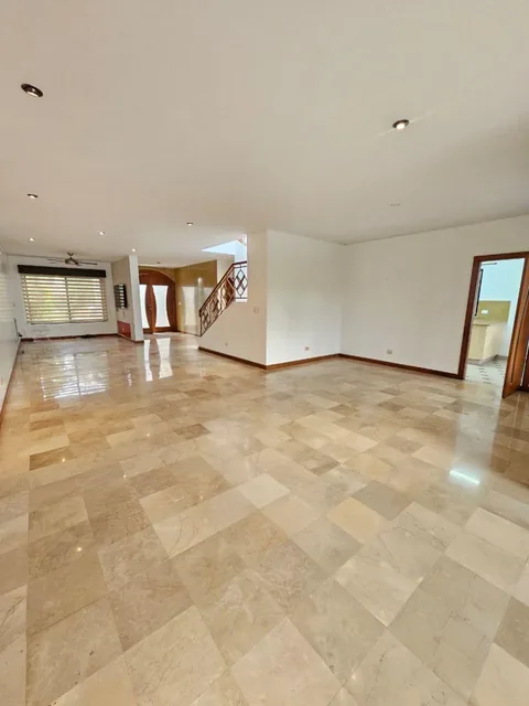 En Venta Preciosa Casa Amplia en Urb Pórtico del Río, Km 3 Samborondon, 509 m², Guayas — imagen 3