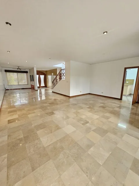 En Venta Preciosa Casa Amplia en Urb Pórtico del Río, Km 3 Samborondon, 509 m², Guayas — imagen 2