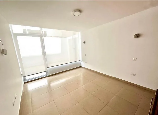 Departamento con Amplio Patio Privado en Cumbaya Urb. La Florencia — imagen 4
