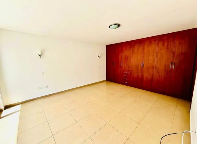 Departamento con Amplio Patio Privado en Cumbaya Urb. La Florencia — imagen 2