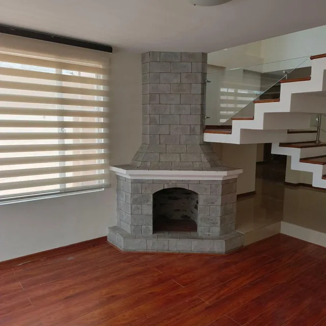 Lomas de Monteserrin Casa Independiente Triplex en Venta 4 Dorm. Terraza Patio — imagen 3