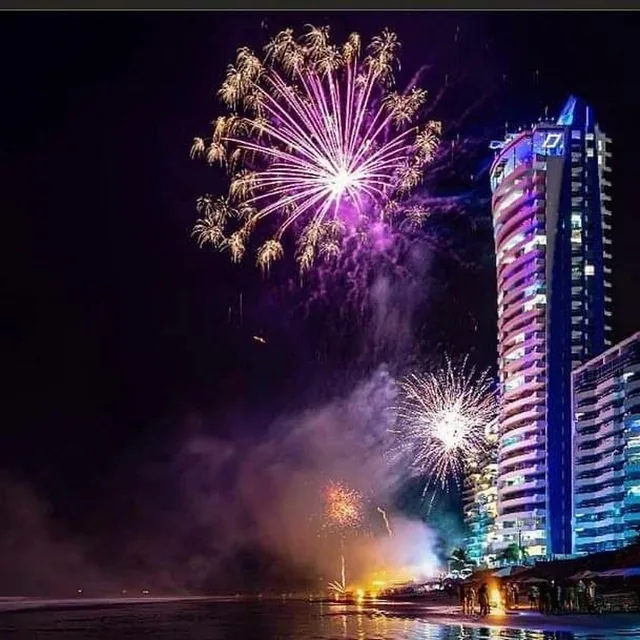 Vendo Departamento con Hermosa Vista Piso 22 Grand Diamond Beach Tonsupa 2 Dormi, Balcón 2 Baños — imagen 4