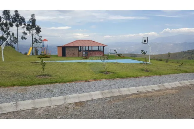 Oportunidad Ultimo Lote de 2093 m² Urb. Privada en Cochasqui, 45 Minutos de Quito — imagen 2