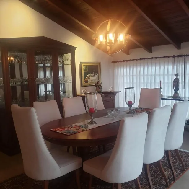 Vendo Linda Casa en Sector Comercial con Amplio Terreno en Cumbayá — imagen 4