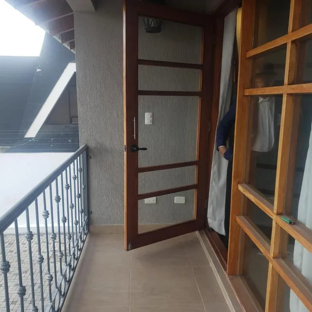 Vendo Linda Casa en Sector Comercial con Amplio Terreno en Cumbayá — imagen 3