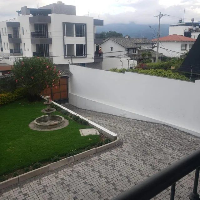 Vendo Linda Casa en Sector Comercial con Amplio Terreno en Cumbayá — imagen 2